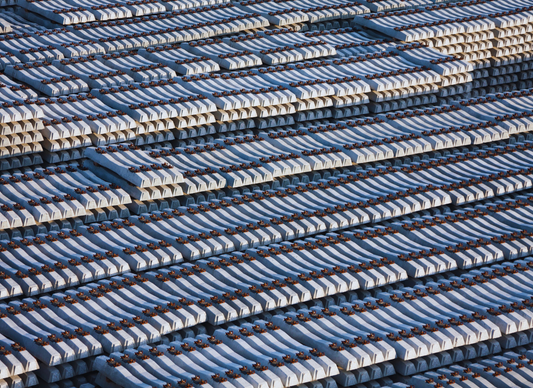 Smooth Face Vs Woodgrain Sleepers: Choosing the Right Finish for Your Landscapes