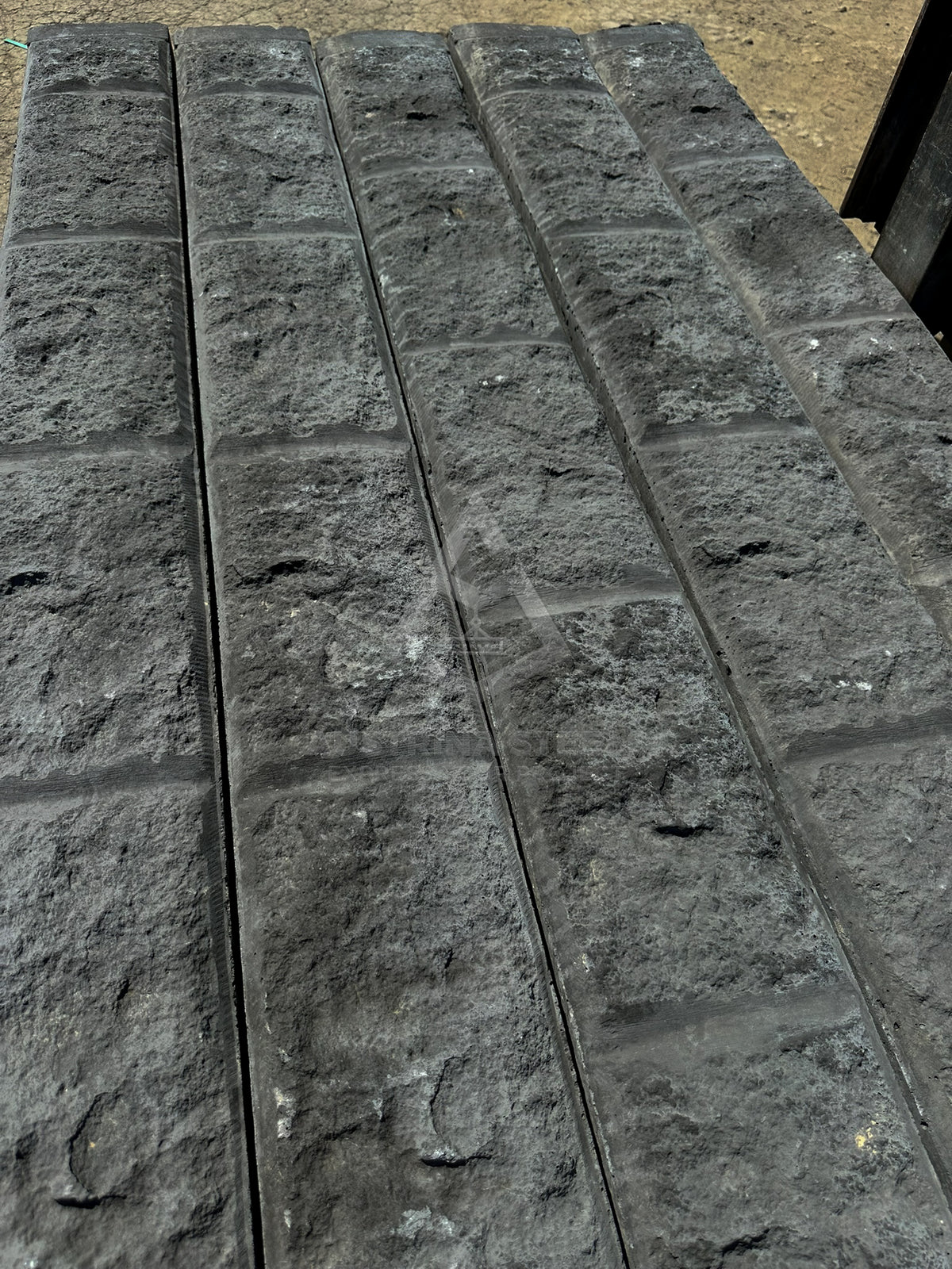Rockface Concrete Sleepers and Steel Post,80mm